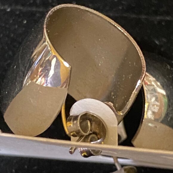 .75" x 5/8" Vintage Silver-Tone Hugger Clip-On Earrings - Picture 3 of 4